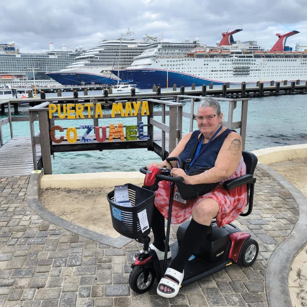 Customer using Scooter de mobilité léger